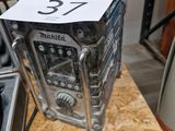 une photo d'une radio posée sur une table en bois