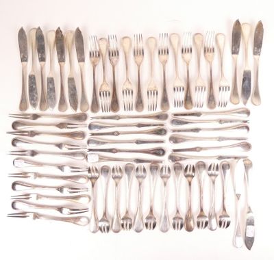 beaucoup de fourchettes et de cuillères disposées sur la table