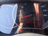 le reflet d'une personne dans le rétroviseur d'une voiture