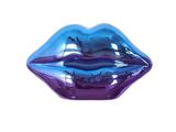 des lèvres en verre violet et bleu sur fond blanc