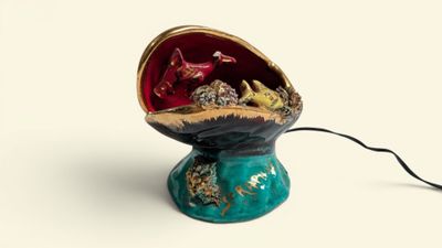 VALLAURIS Lampe veilleuse en faïence à décor d'un coquillage…