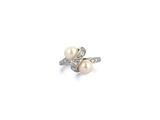 gros plan d'une bague en perles et diamants sur fond blanc