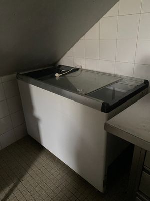 une petite cuisine équipée d'un évier et d'une cuisinière