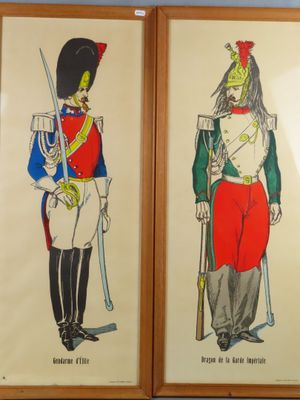 deux photos encadrées représentant des uniformes militaires accrochées au mur