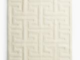un carrelage blanc orné d'un motif de labyrinthe