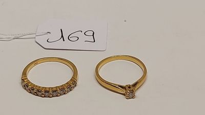 deux bagues en or serties de diamants, posées sur un fond blanc, avec une étiquette de prix