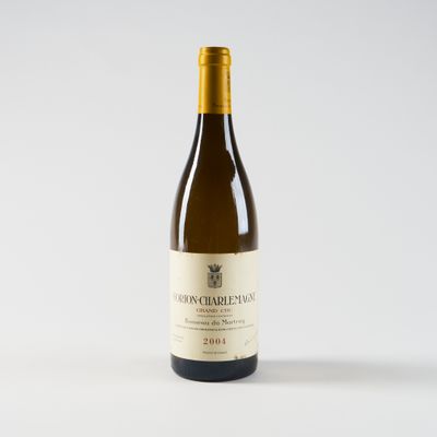 une bouteille de vin blanc posée sur une table blanche