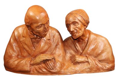 une statue représentant deux personnes assises l'une à côté de l'autre