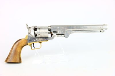gros plan d'un revolver sur fond blanc