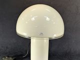 un gros plan d'une lampe en forme de champignon posée sur une table