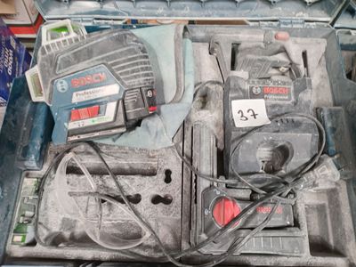une boîte contenant des outils posée sur une table