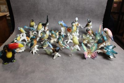 many figurines of birds that are sitting on a table