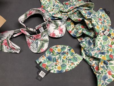 une pile de bavoirs pour bébés et de bavoirs sur une table