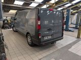 une camionnette garée dans un garage
