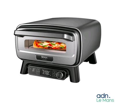 une photo d'un four grille-pain contenant une pizza