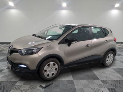 le nouveau renault c - cross suv est garé dans un showroom
