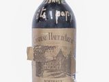 une bouteille de vin posée sur une table
