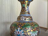 un vase posé sur une table dans une pièce