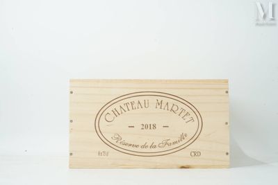 une boîte en bois sur laquelle est apposée une étiquette de vin