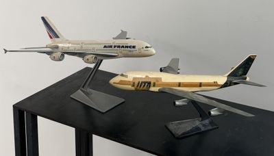 deux maquettes d'avions exposées sur une table noire