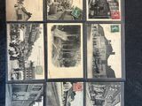 un grand nombre de cartes postales anciennes qui se trouvent sur la table