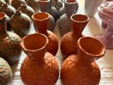 de nombreux vases posés sur une table
