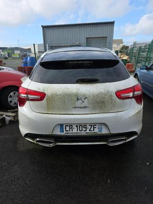 une voiture sale garée sur un parking