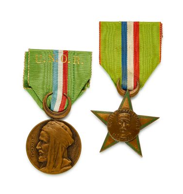 deux médailles ornées d'une étoile et une médaille sur fond blanc