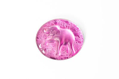 timbre représentant un éléphant rose sur une surface blanche avec un fond blanc