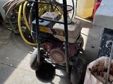 un petit chariot posé à côté d'un tas d'ordures