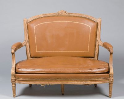 une image représentant un fauteuil en cuir marron sur fond gris