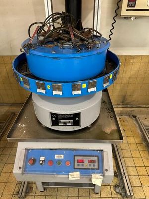 l'image d'une machine posée sur une table