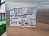 une étiquette apposée à l'arrière d'une machine posée sur une table