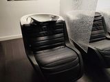 deux chaises noires dans un coin de la pièce