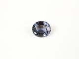 un saphir bleu sur fond blanc
