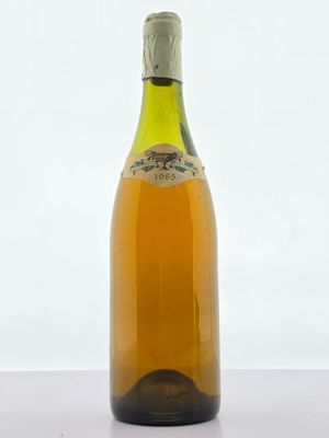 une bouteille de vin posée sur une table
