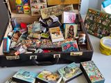 une valise remplie de cartes et d'autres objets posée sur une table