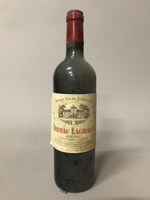 une bouteille de vin posée sur une table