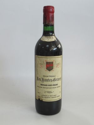une bouteille de vin posée sur une table
