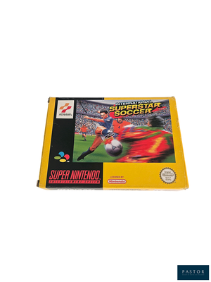 une image représentant une boîte de jeu vidéo sur laquelle figure un jeu de football