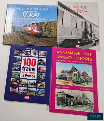 trois livres posés sur une table, avec des images de trains dessus