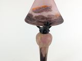 une lampe munie d'un abat-jour rose