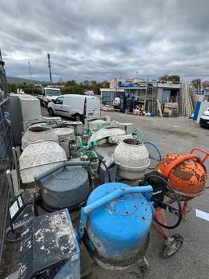 beaucoup de déchets dans un parking près d'une clôture