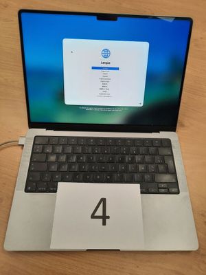 un ordinateur portable ouvert posé sur une table en bois