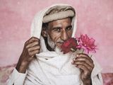 un homme qui tient une fleur à la main