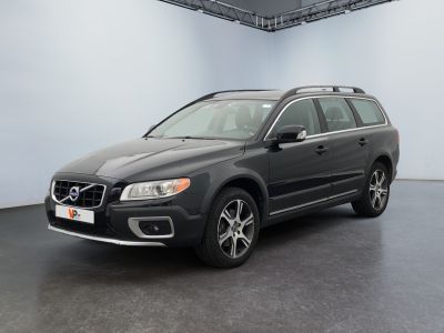 La Volvo break est garée dans une grande pièce au sol noir.