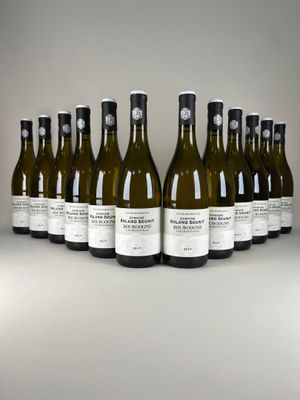 six bouteilles de vin sont alignées sur une table