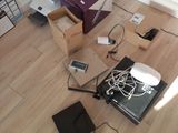 un tas d'appareils électroniques par terre, à côté d'une boîte