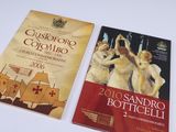 deux livres posés sur une table