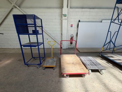 deux chariots qui se trouvent dans une pièce